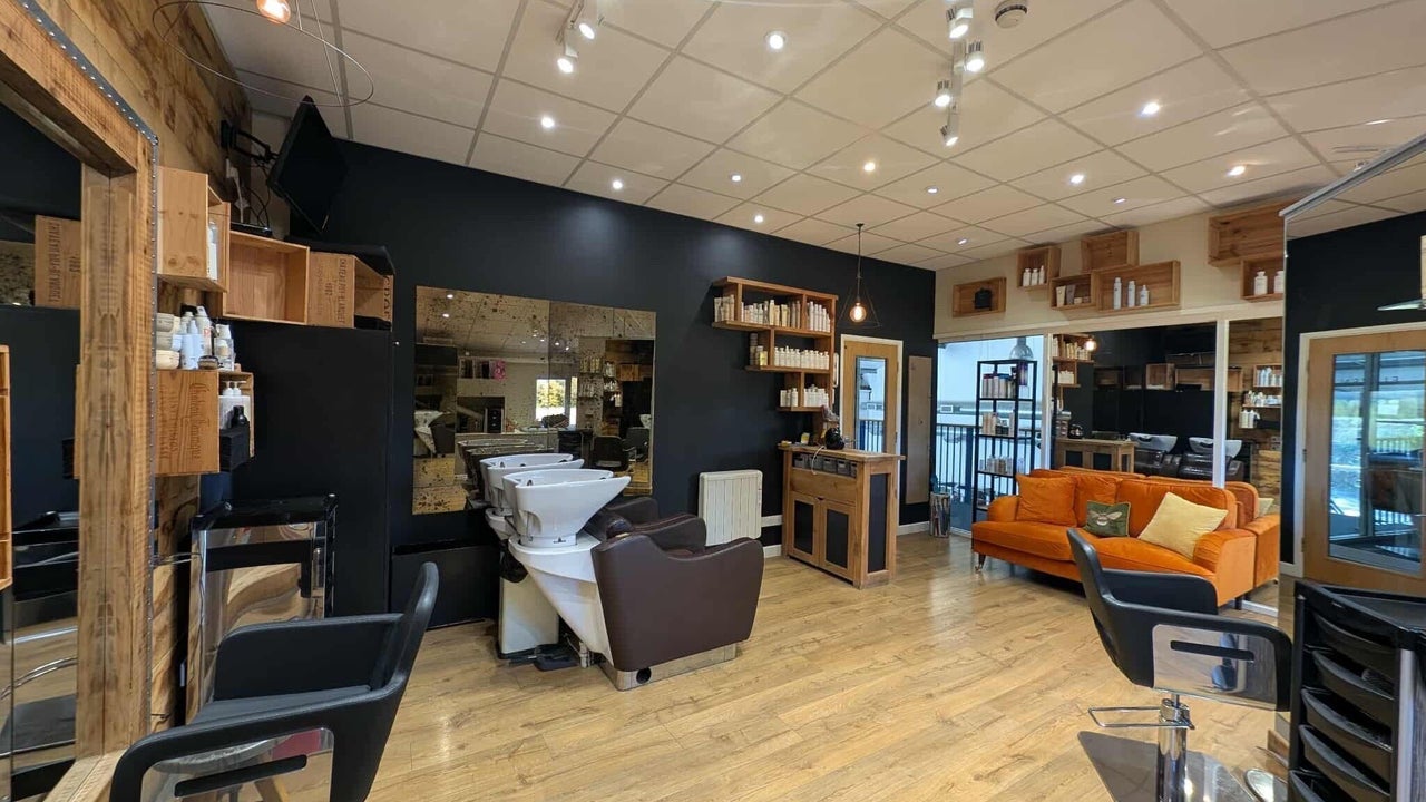 0e12ab06-4c61-4e48-a2d8-e6d2757b9308-essence-gb-england-bourton-on-the-water-fresha-4831440