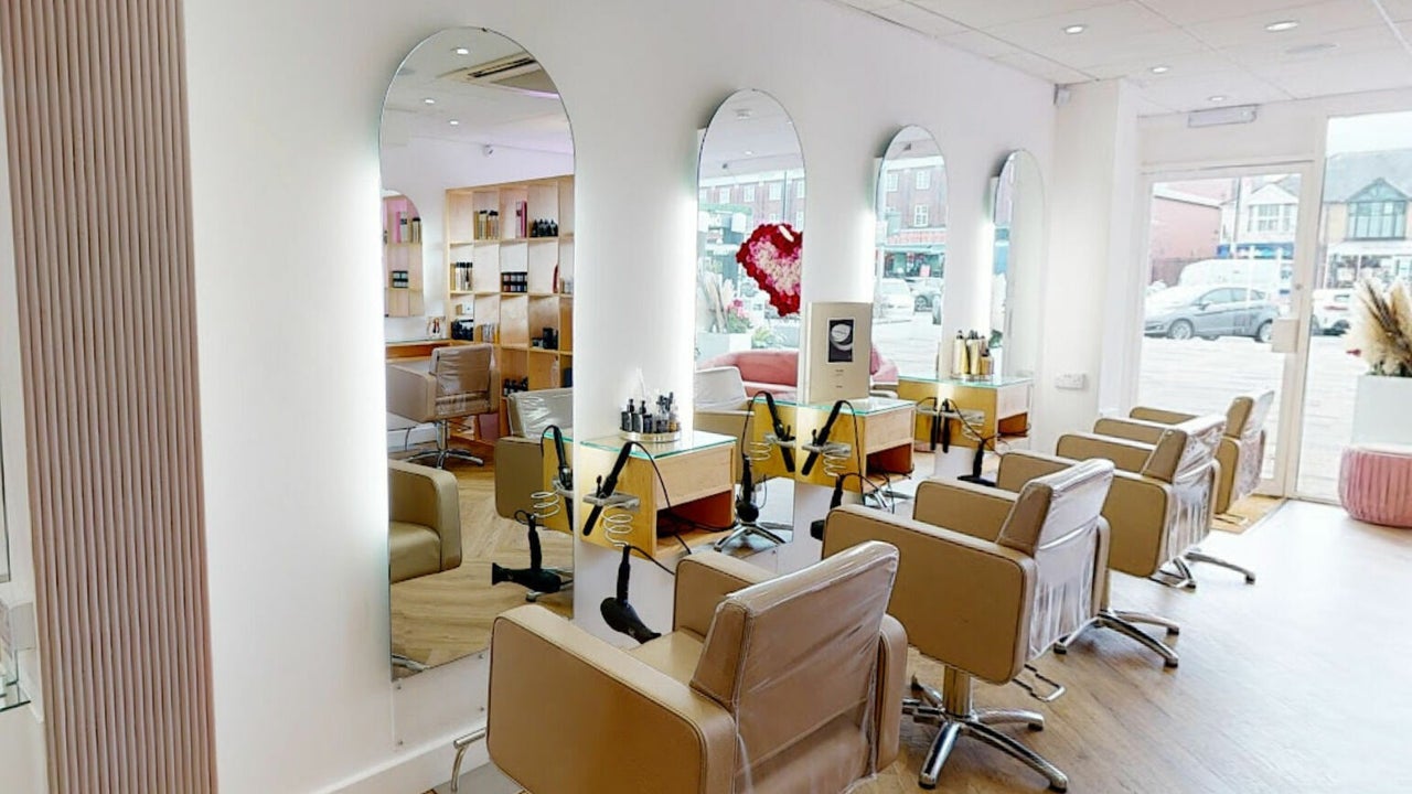 3781f890-ba37-488f-a19a-77acfd0a52b6-charlottepaintshairstudio-gb-england-shirley-fresha-1682263