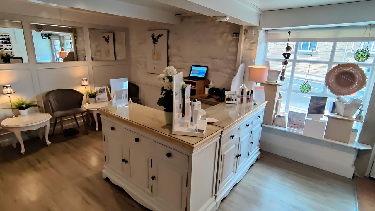 55233ba9-a3a3-405f-bc06-ff5508449b8f-mirrormirrorbingley-gb-england-bingley-fresha-3234672