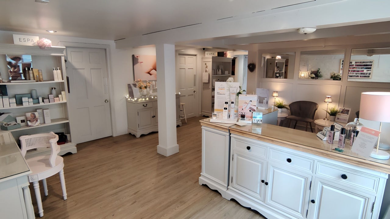 5661c621-2ca8-4009-be4a-9a78d027f79c-mirrormirrorbingley-gb-england-bingley-fresha-6792048