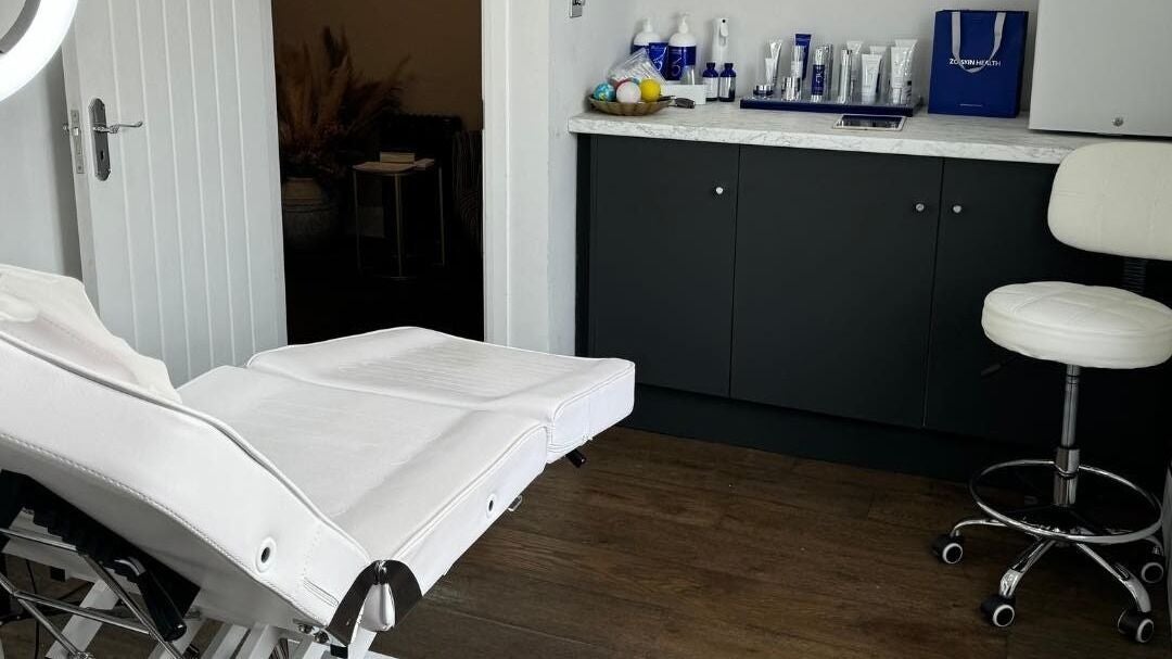 64209b7a-6b41-42ef-bb08-9536d5fc5f1f-definitionaestheticscrawley-gb-england-crawley-fresha-4917432