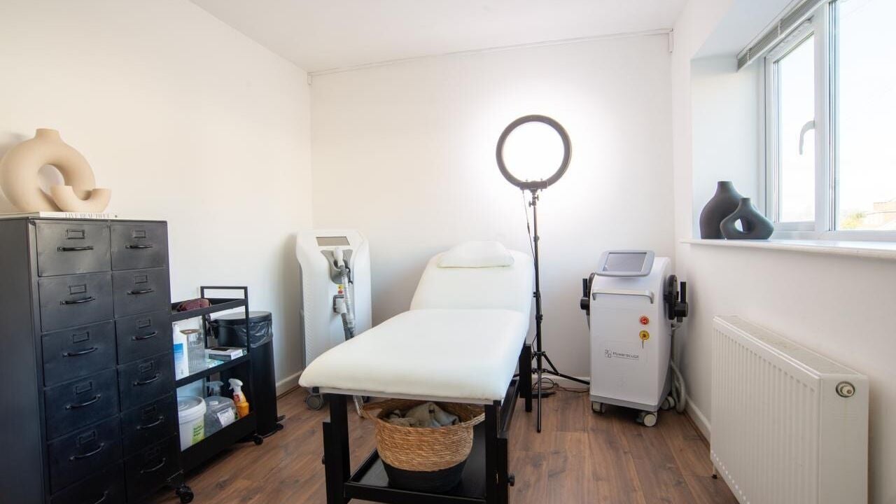 71669f4e-07dd-42fd-93ff-f5e92164925e-erasethatink-gb-england-newtonabbot-milber-fresha-3151955