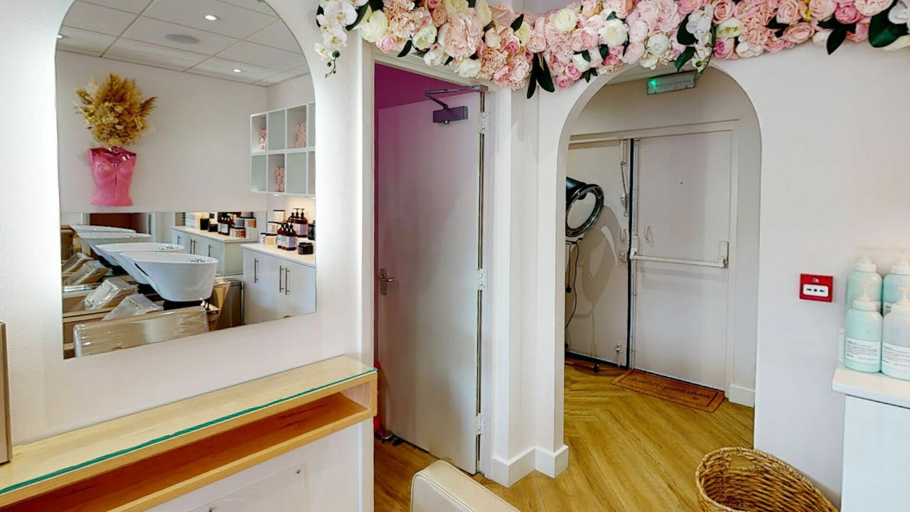 906bdb66-3666-4722-a8e0-6e0300eed24d-charlottepaintshairstudio-gb-england-shirley-fresha-8413911