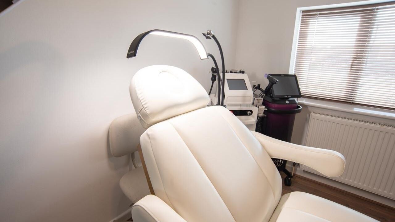 d8235fde-371b-4f9c-8b68-1d3ce2a9ff10-erasethatink-gb-england-newtonabbot-milber-fresha-9697650