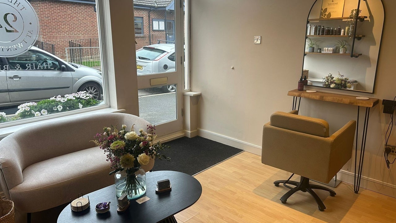 f72d32d9-5f9a-481a-a1a9-ed7717cc1d71-thesalonattwentyfour-gb-england-woodfordhalse-fresha-4953218