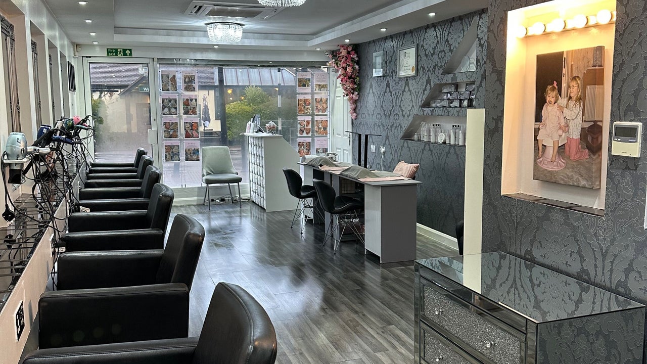 fa5462f7-ee0a-44ab-8559-c9b9d560081e-platinumrosehairbeauty-gb-england-canveyisland-fresha-8481860