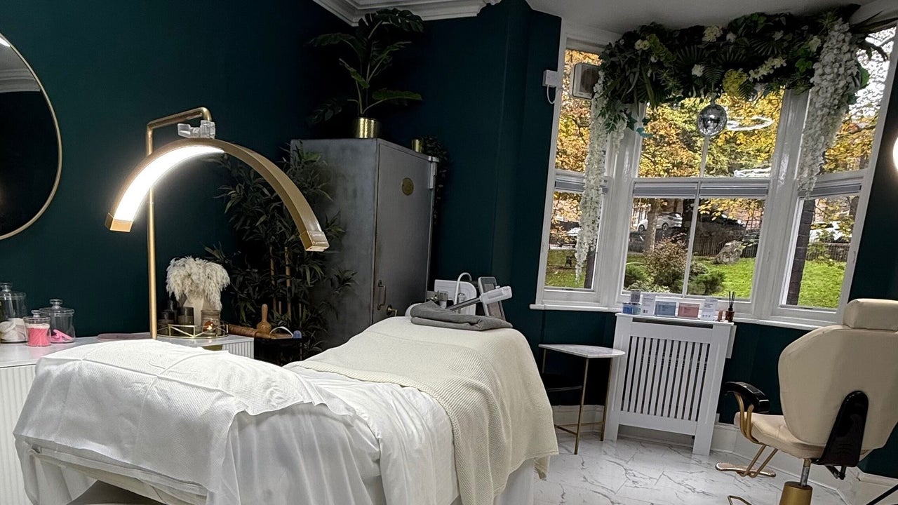 06d72e98-62c4-4b37-8e26-b4c358c08128-foxieskinclinic-gb-england-buxton-fresha-8182101