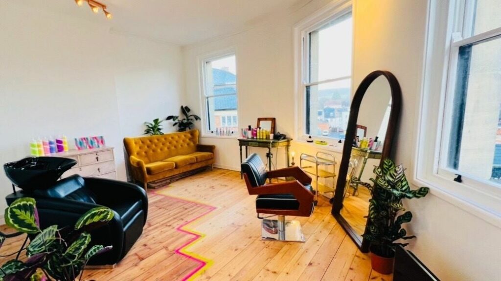 29595af2-cedf-4b54-8838-35843daa01ea-curlcentral-gb-england-stroud-fresha-8936796