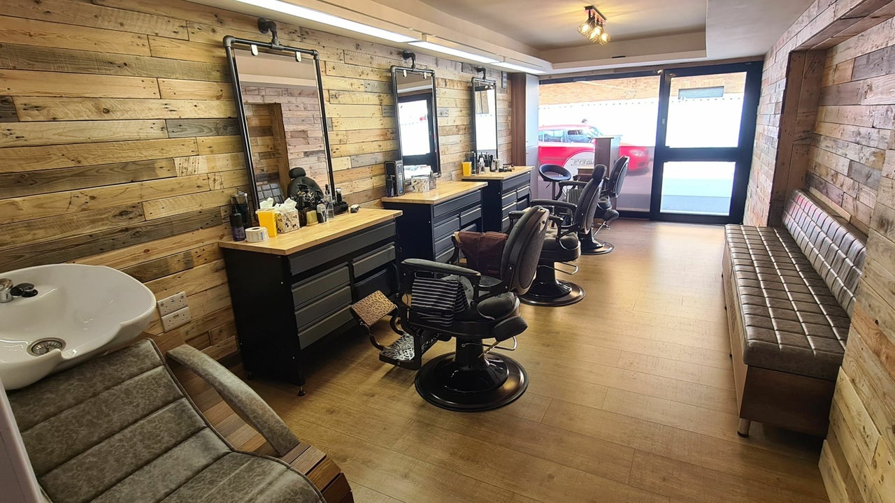 4f7f263a-2ef0-4cfb-b4eb-0933c413a8ba-harveysbarbers-gb-england-slough-fresha-1587425