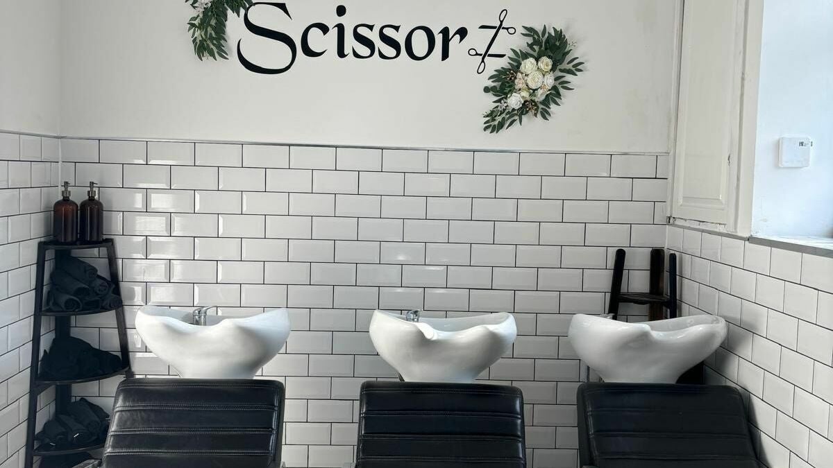 56f31f1b-d281-42ff-a22c-376d1b0e5a40-scissorzworsley-gb-england-worsley-fresha-7166397