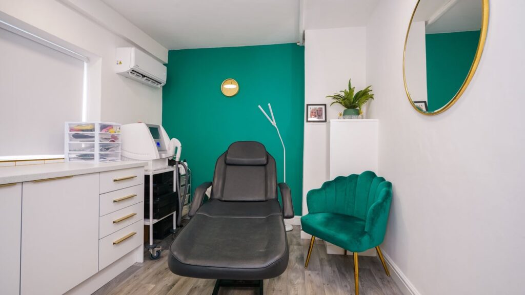 5ed3967a-cb1c-420c-94b1-c569c3c458ad-halohealdgreen-gb-england-healdgreen-fresha-4546246