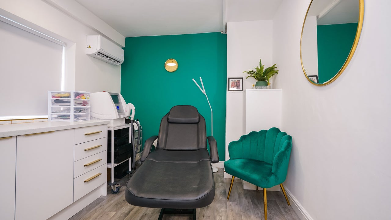 5ed3967a-cb1c-420c-94b1-c569c3c458ad-halohealdgreen-gb-england-healdgreen-fresha-4546246