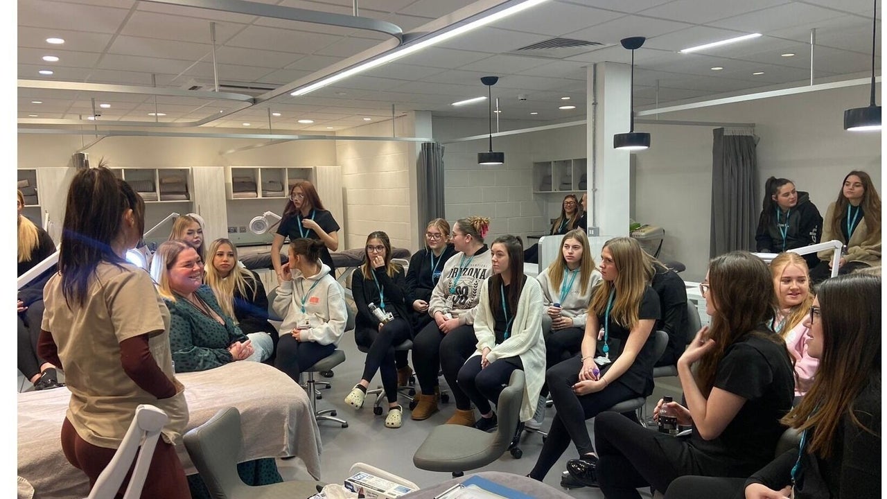 7ac6743d-724b-4a35-95ae-c3f54c296f31-vintage-gb-england-hull-england-fresha-8185040