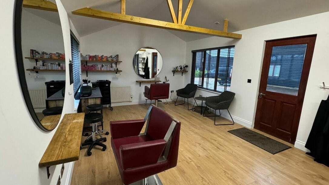 7fc1f347-f409-4b52-bdc0-aad784817741-kymshairstyling-gb-england-gaddesdenrow-clementsendroad-fresha-6332041