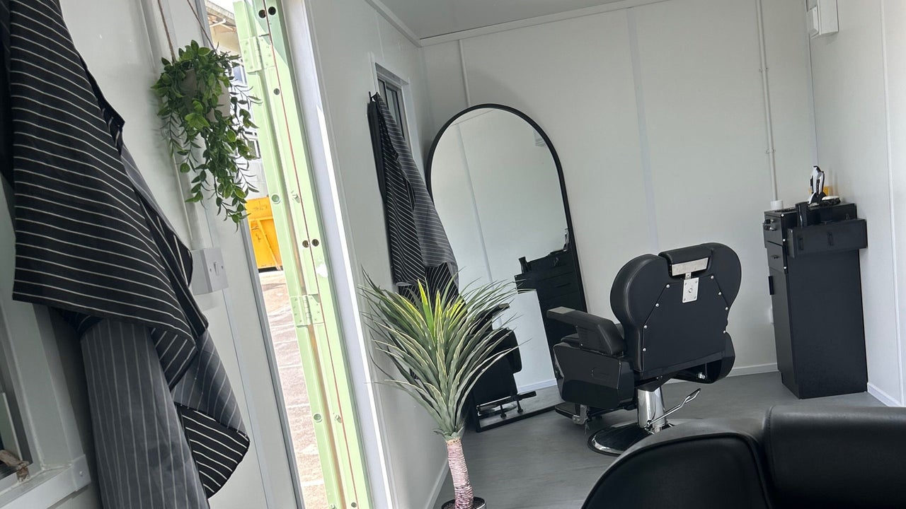 8004ce9d-95a6-4b08-ad1d-5406326e7acf-containercuts-wilcoxhouse-gb-wales-cardiff-containeroncarpark-fresha-4947845