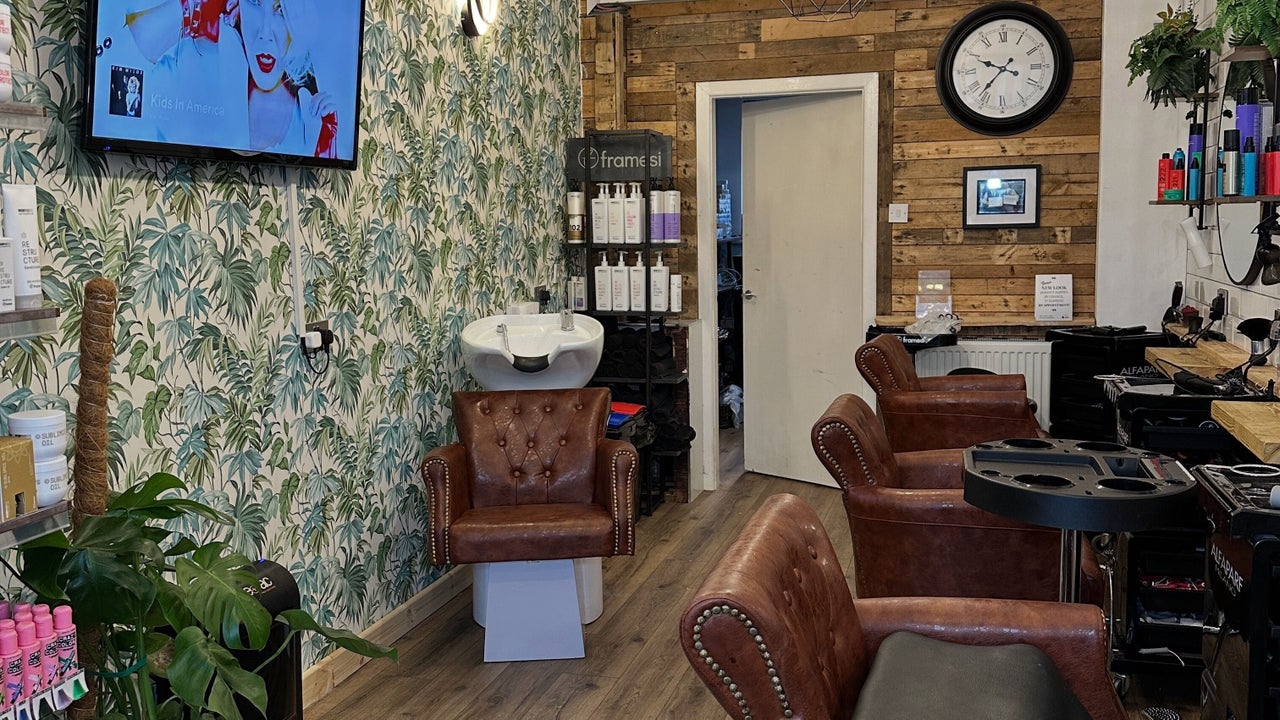 854565f3-6056-47dc-9168-8593fdc2d8cd-christophermosshairatvibehairsalon-gb-england-rowleyregis-fresha-4751717