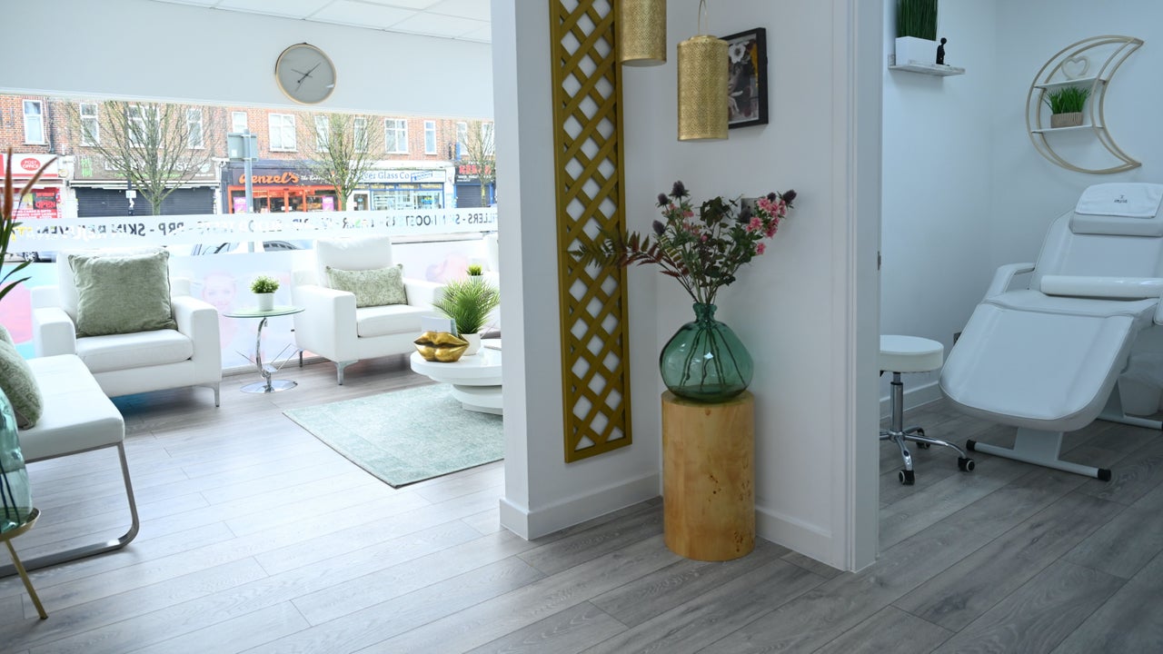 89a73623-fda2-45f1-8485-d4e670c1aa89-mrayaclinic-gb-england-northwood-fresha-5301659