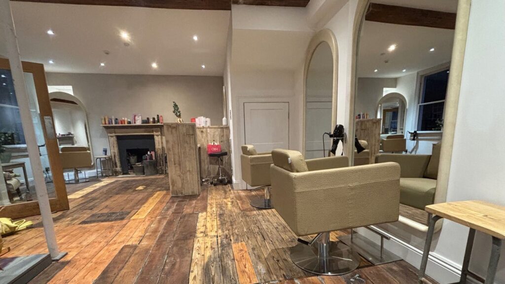 8b4aa166-8c83-4f7c-b90d-970a51e1c4fc-follyhuehairandbeautystudio-gb-england-bradford-on-avon-fresha-2263175