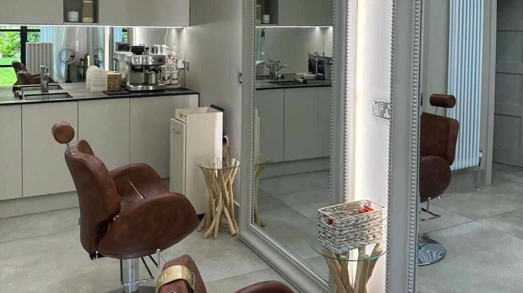 8d3a1ab0-e0f4-41ff-bf79-9bca94dfbfe2-gracewakerhair-gb-england-oakley-fresha-6150369