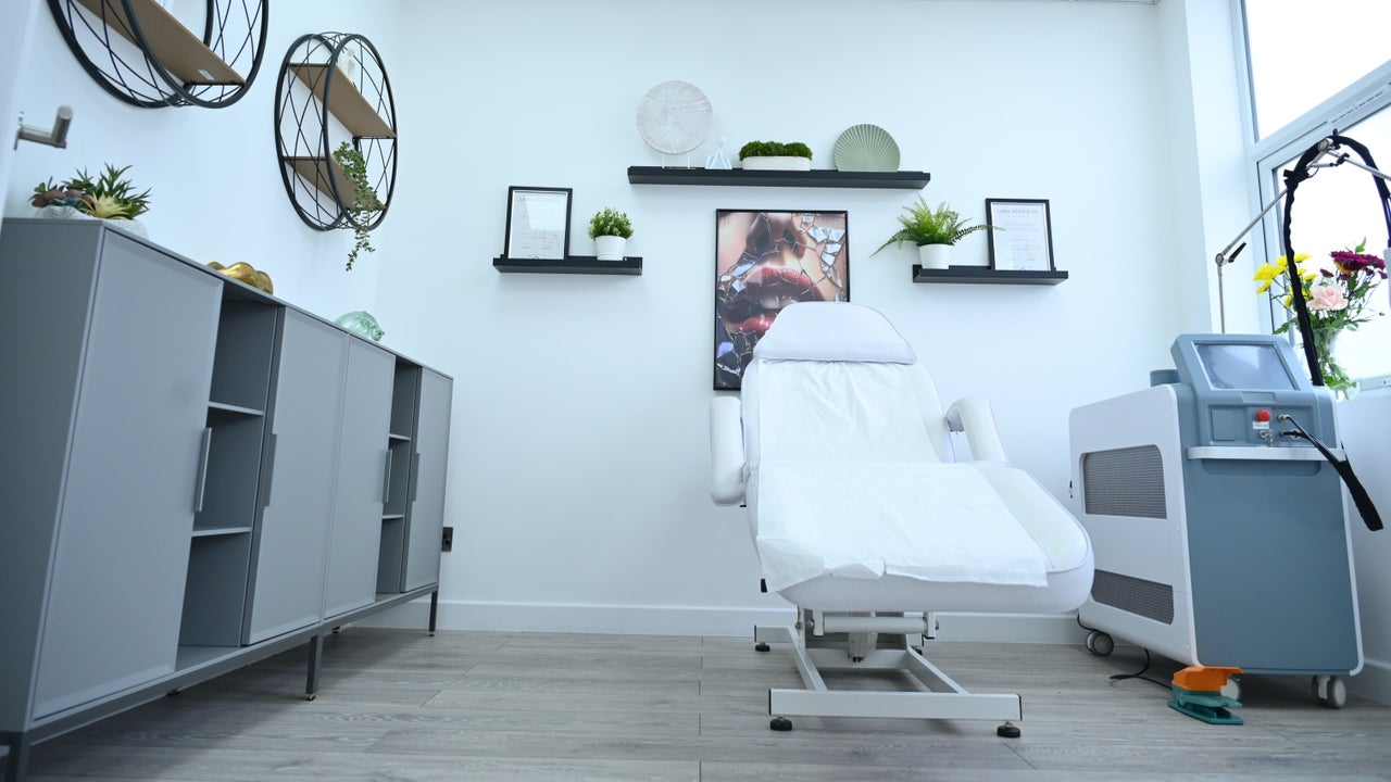 9ec6080f-4bbf-4a4c-bf59-57fc3b3e17dc-mrayaclinic-gb-england-northwood-fresha-9338523