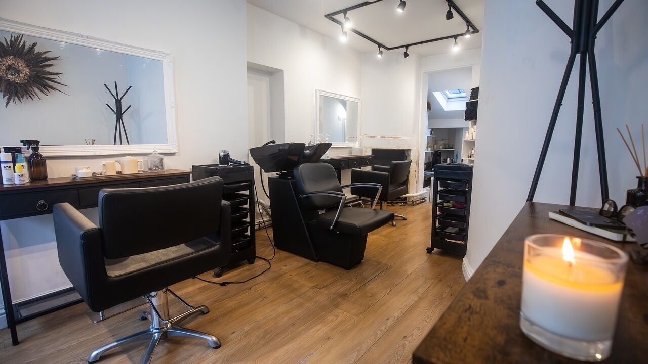 b239f10a-227f-40af-b887-d790ee654a69-milesrhodeshairstylist-gb-england-bath-fresha-4454124