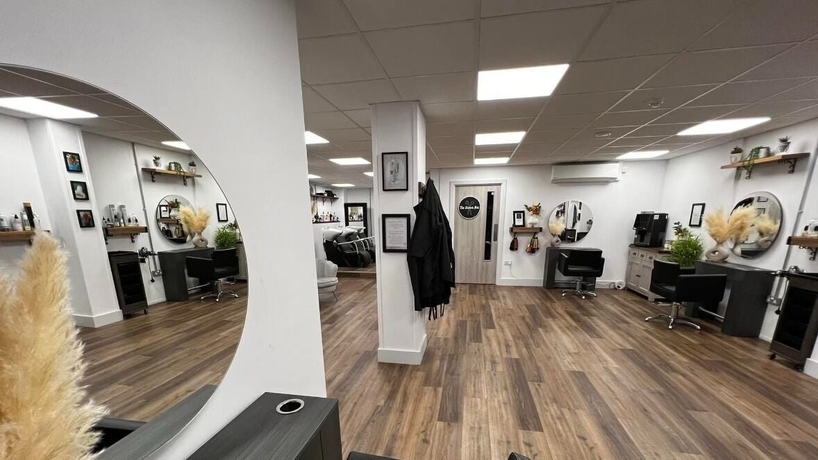 d67285f4-9df2-4bc2-8255-4741c4bc0c00-thescissorbox-gb-england-risby-fresha-3838868