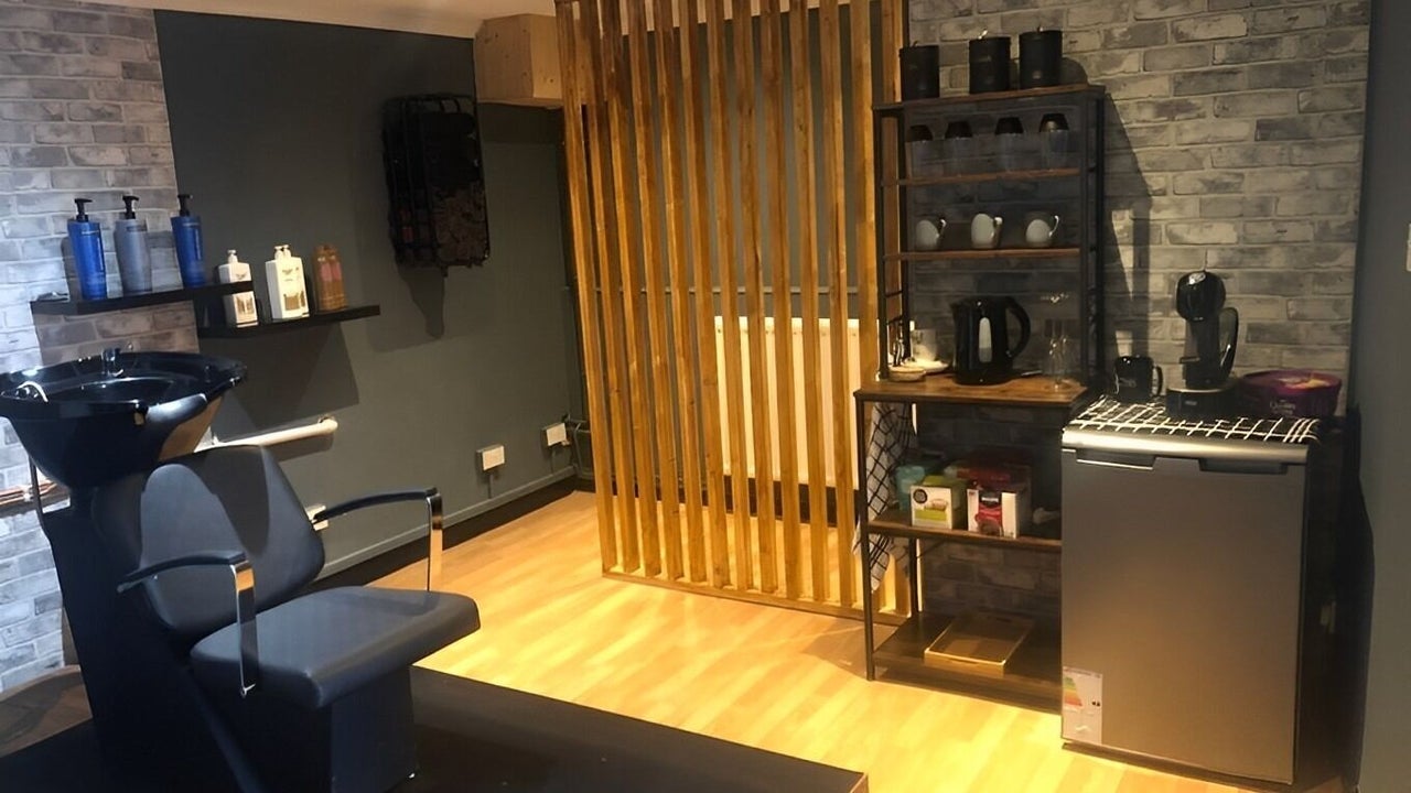 df5c7bed-2474-41a4-84ae-218c74ddc2f4-davidjohnhaircompany-gb-england-royalwoottonbassett-fresha-9680971