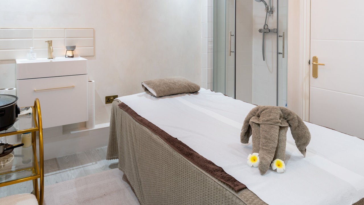 e4aa7e9b-6d82-4299-8400-119cad97d671-barnesvillagespa-gb-england-london-fresha-2338152