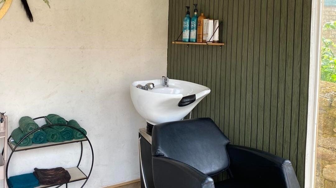 e658aa6a-a132-43e9-a25f-124bde81936f-hairbysarahlouise-firthlandsroadoppositenumber9downthepathandbehindthebluegreensummerhouse-gb-england-pickering-fresha-1114695