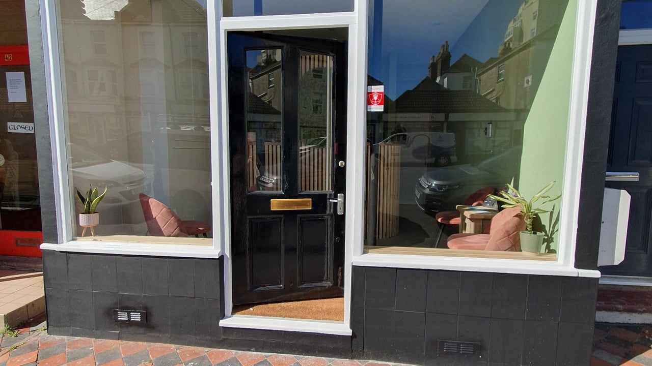 ebbec79d-8e75-4122-ab16-bb17c27a621c-cklasersalonfortyfour-gb-england-eastbourne-fresha-5570994