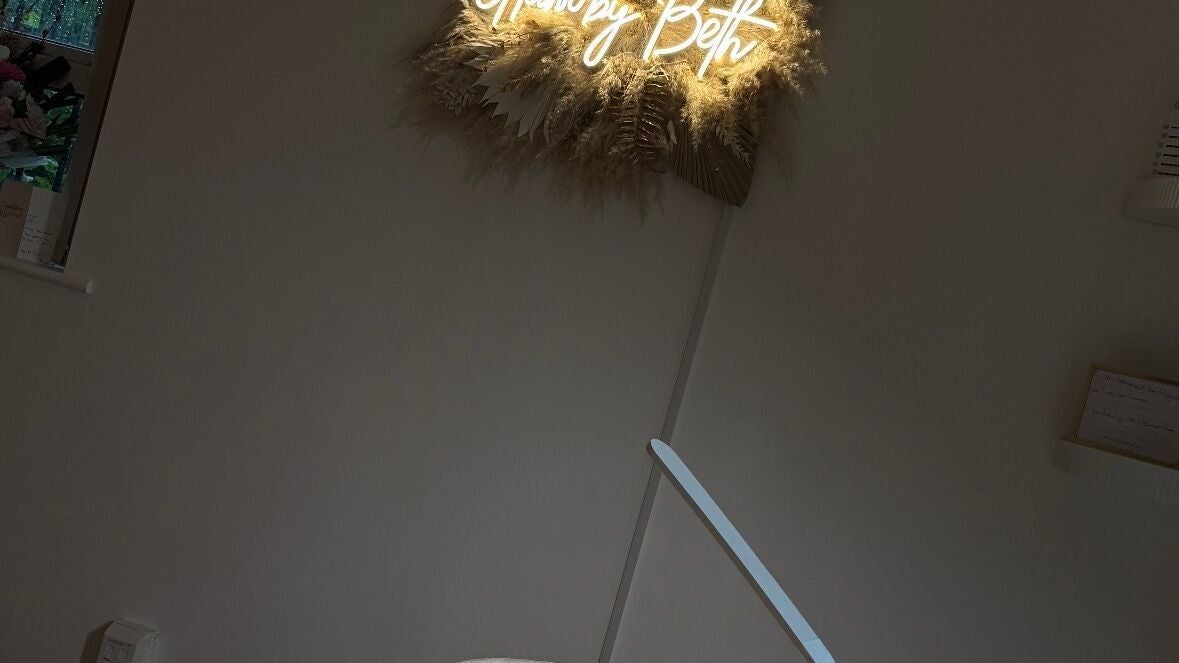 f2dc2b0f-9096-4fc1-a225-4fc097e58911-glambybeth-gb-england-bolton-heaton-fresha-8861088