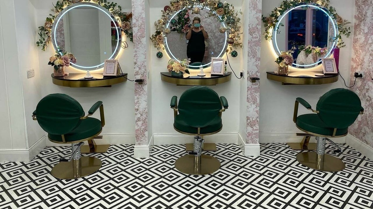 f3ba56d5-d058-4368-8eb2-04529cd2a6e2-farrahrosesalon-gb-england-eston-fresha-1643455