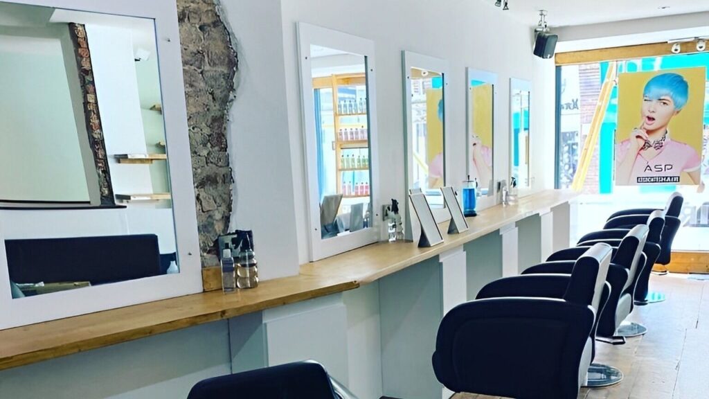 f4ba69a3-b5aa-4dbc-a89c-2474e8c8420a-winchesterassociateshair-gb-england-winchester-fresha-4059413