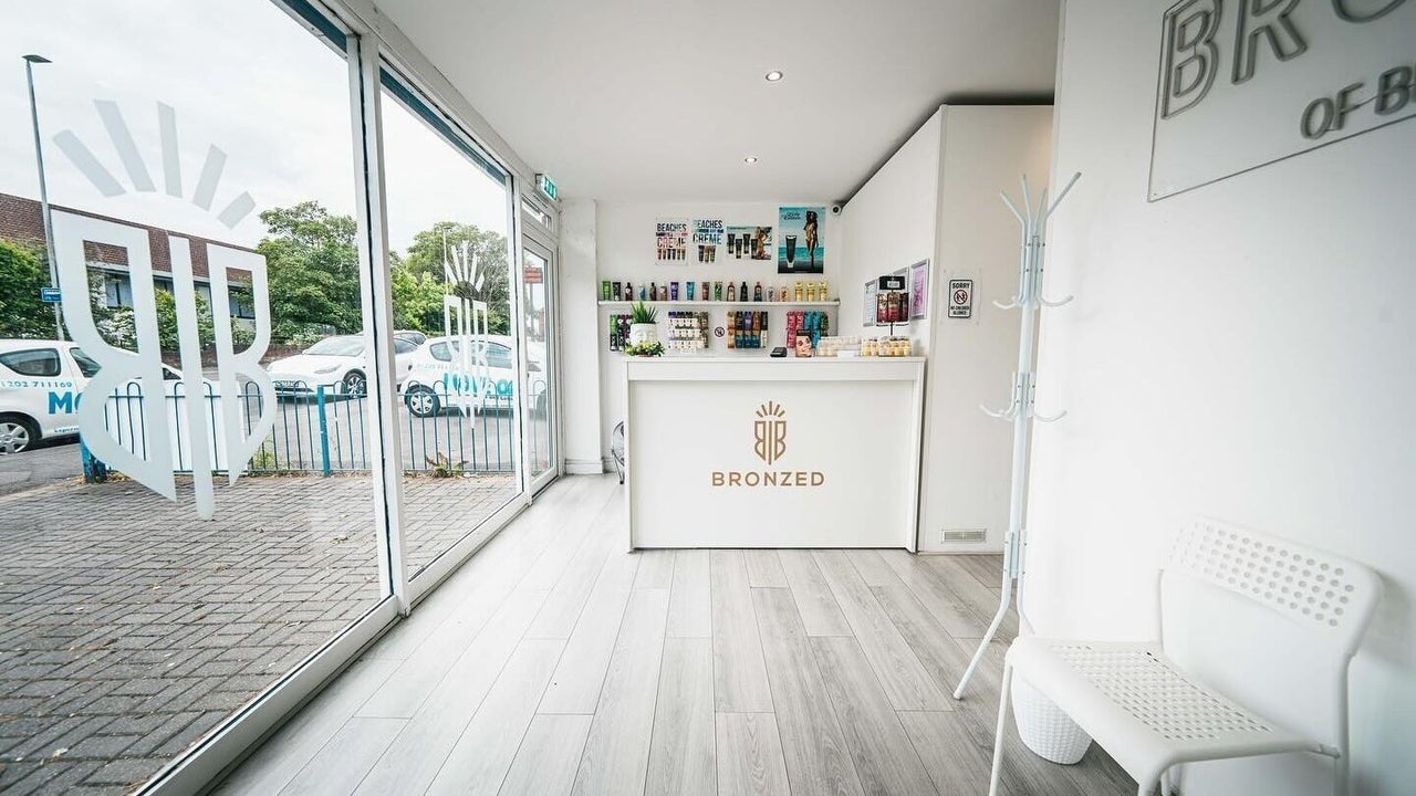 f7aa21d3-4db5-4980-afb8-81976da5993d-bronzedofbroadstone-gb-england-poole-waterloopoole-fresha-9718465