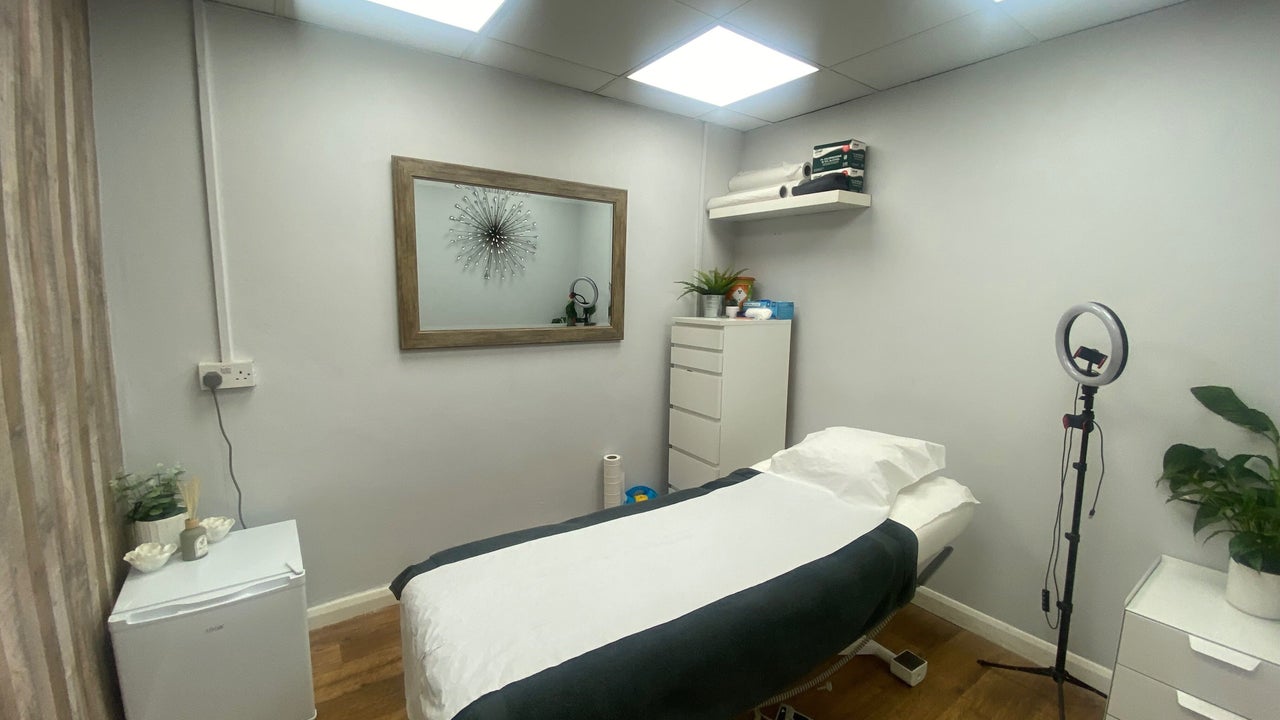 f84135d5-ddfc-4394-9315-1d525cce74d4-headtotoe-gb-england-grassmoor-fresha-8544025