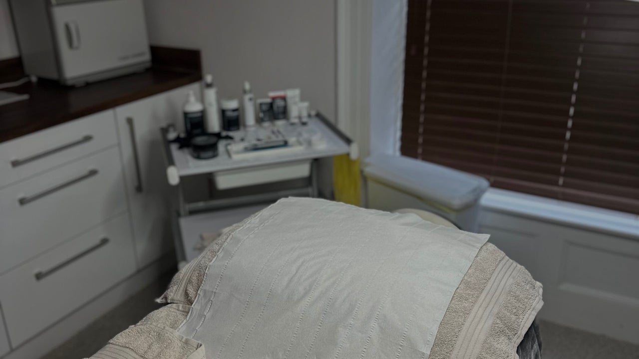 fbd6ca6e-c140-4ead-8322-1dbaceb18200-purebeautyskincareroos-gb-england-roos-fresha-3520555